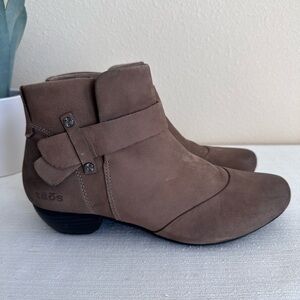 TAOS Brown Nubuck Ankle Strap Booties Women’s 7.5